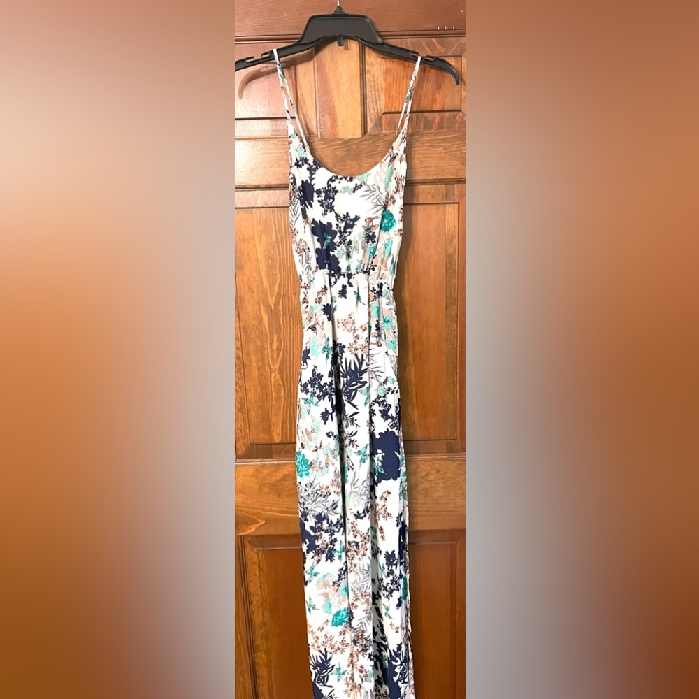 Gorgeous flattering maxi dress with pockets!